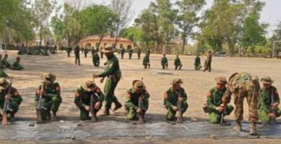 အင်္ဂပူတွင် စစ်မှုထမ်းလူငယ်များကို လေ့ကျင့်ပေးနေသည့် စစ်တပ်။(Photo: Kyaw Htet)