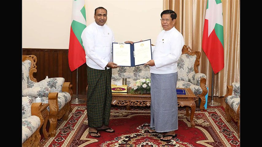 ဦးကိုကိုလတ် (ဝဲ) နှင့် စစ်ကောင်စီနိုင်ငံခြားရေးဝန်ကြီး ဦးသန်းဆွေ (ယာ) (Photo: MOFA-Myanmar)