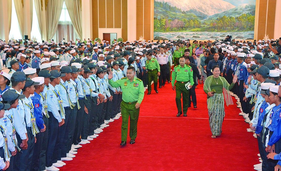 တပ်ချုပ်သစ် ဗိုလ်ချုပ်ကြီးရဲဝင်းဦး မေ ၂၅ ရက်က နေပြည်တော်၌ ရေကြောင်းနှင့် လေကြောင်းလူငယ်များအားတွေ့ဆုံစဉ်။ Photo: CINCDS
