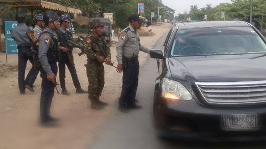 လေးမျက်နှာမြို့နယ်တွင် စစ်တပ်နဲ့ရဲတွေစစ်ဆေးနေပုံ (Photo : MyoKyaw)