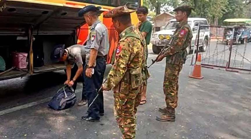ပုသိမ် စစ်ဆေးရေးဂိတ်တခု(Photos: Kyaw Lin)
